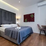 Antares Luxury 1 בית הארחה